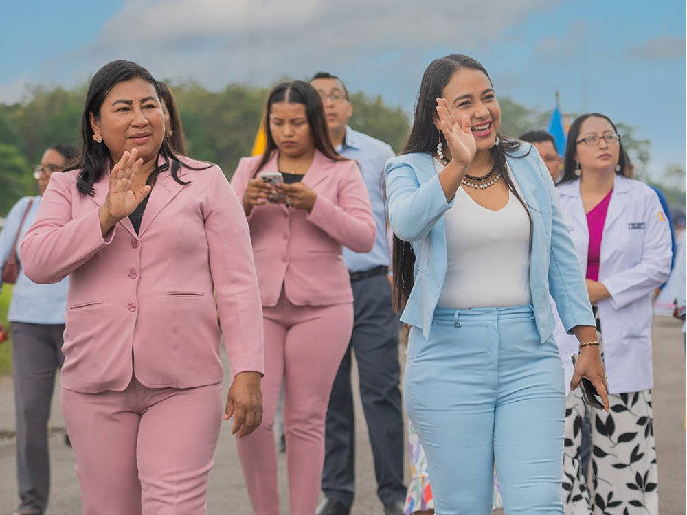Alcaldesa Lizeth Hinojosa acompañó con orgullo a la comunidad de San Sebastián del Coca en el desfile cívico y la sesión solemne por el 56. aniversario 